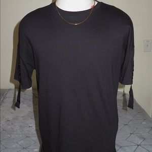 OVERSIZED T-SHIRT WITH SLEEVE BUCKLE DETAIL!